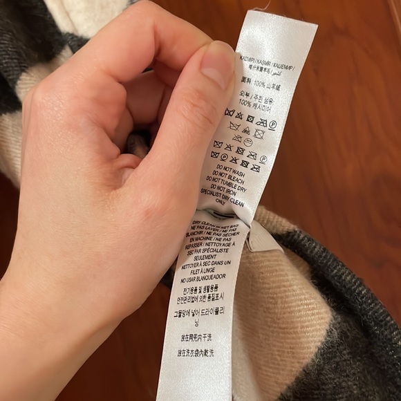 Authentic Burberry Cashmere Scarf - Picture 3 of 6